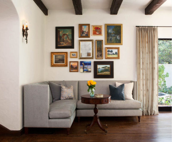 современный угловой диван в дизайне маленькой гостиной
