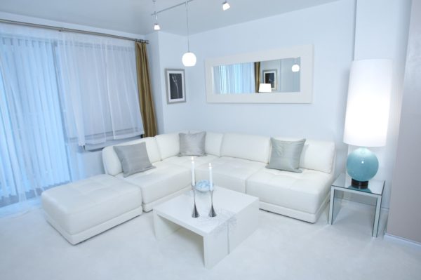 светлая мебель в современной гостиной