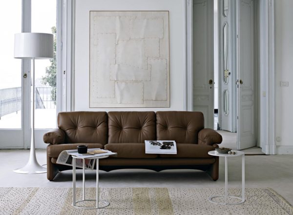 коричневый диван в белом интерьере