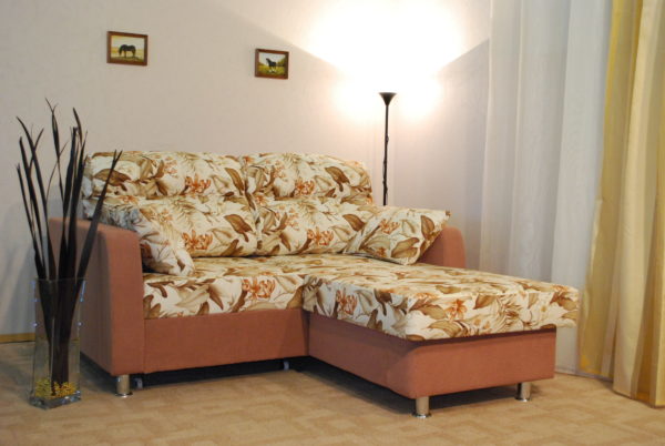 цветочный угловой диван в дизайне гостиной комнаты