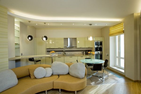 потолок из гипсокартона в дизайне кухни совмещенной с гостиной