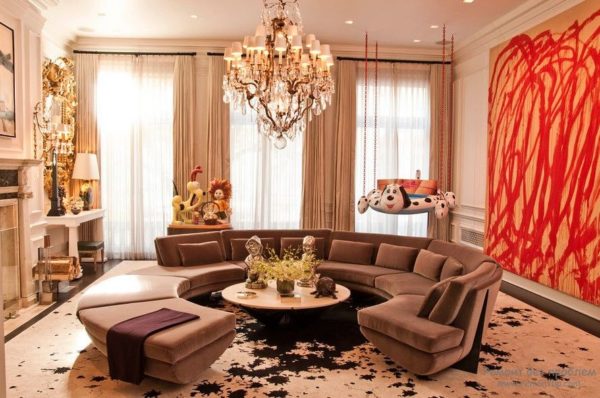яркий дизайн гостиной и коричневый диван
