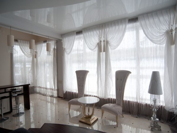 элитные шторы в интерьере гостиной