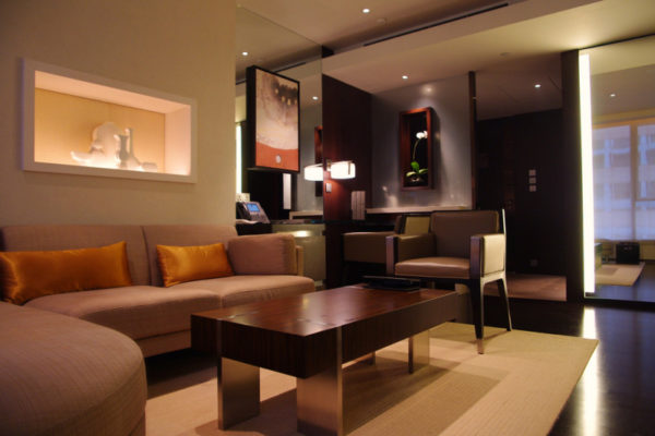 интерьер гостиной с коричневым мягким диваном