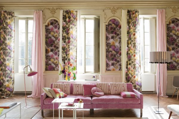 легкие цветочные шторы в дизайне гостиной