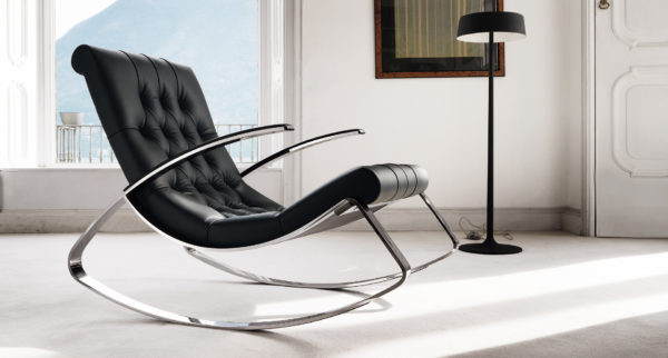 черное кресло в дизайне гостиной