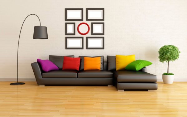 серо-коричневый диван с яркими подушками