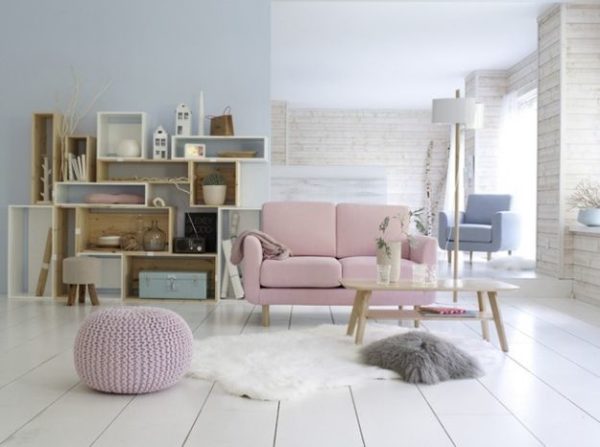 розовый диван в пастельном декоре