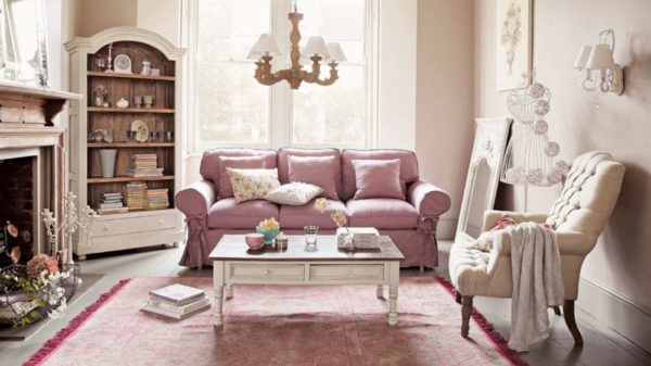 Гостиная с фиолетовым диваном и мягким креслом