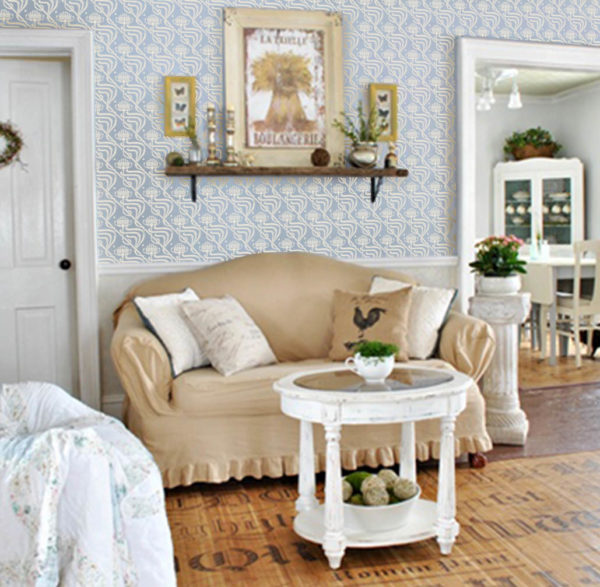 Мебель с рюшами и цветные стены в гостиной