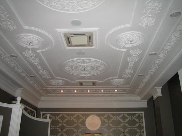 декор потолка лепниной в гостиной комнате
