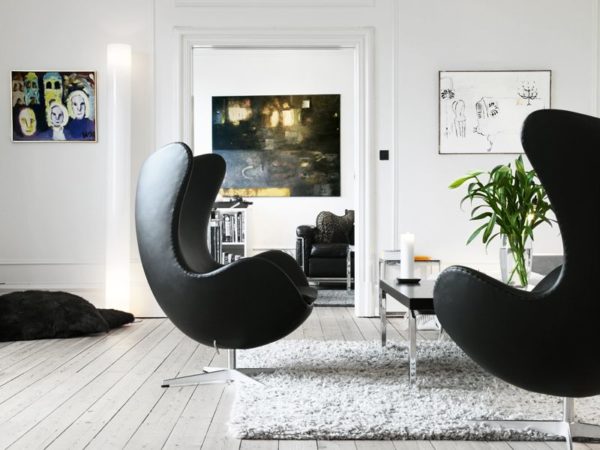 черное кресло оригинальной формы в светлой гостиной