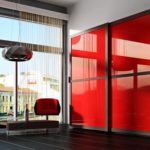 красный шкаф купе в интерьере гостиной