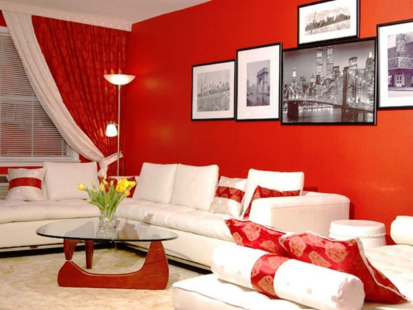 красные стены гостиной в сочетании с белым гарнитуром
