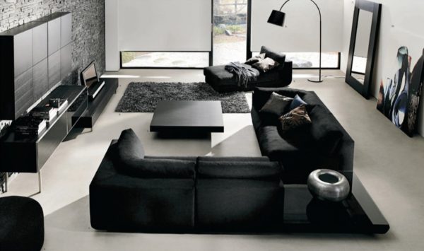черная мебель в сочетании со светлым полом