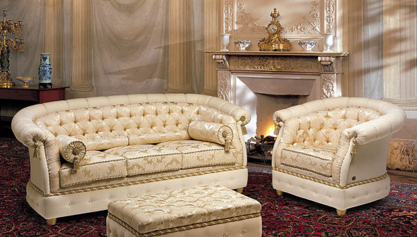 Золотисто-белая мебель и гостиная с лепниной 
