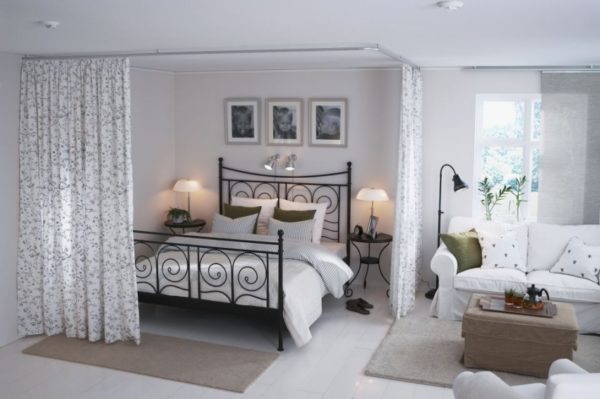 Романтическая гостиная-спальня с кованой кроватью