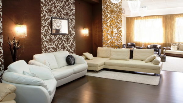 белый диван в темной гостиной