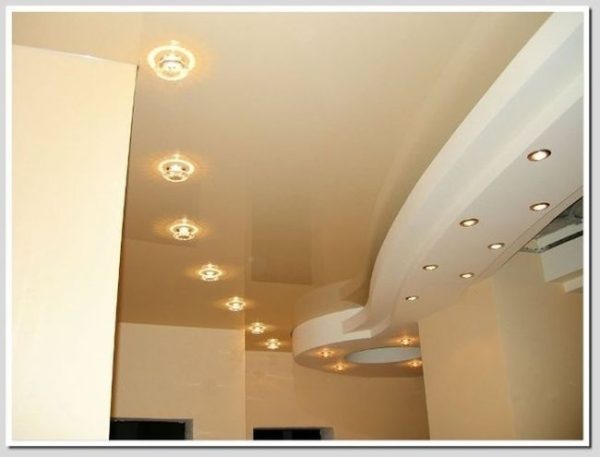 точечные светильники в дизайне потолка гостиной