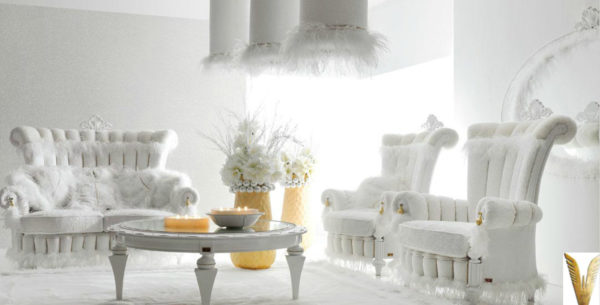 роскошный белый гарнитур в интерьере гостиной