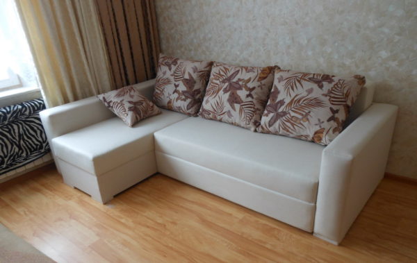 компактный угловой диван для гостиной