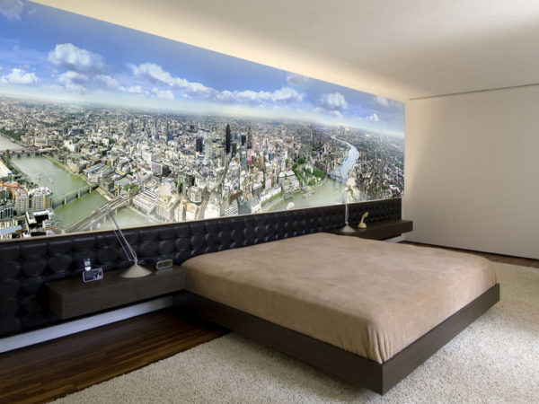 Большая спальня с фотообоями большого города