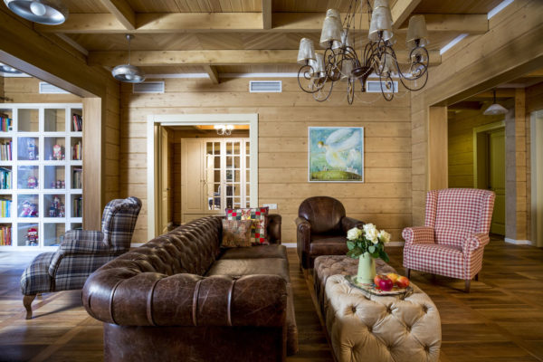 кожаный диван в гостиной из дерева