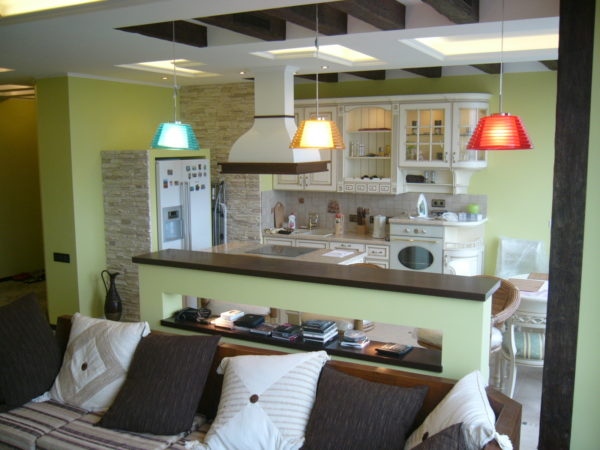 Салатовые стены и светлая мебель для гостиной-кухни