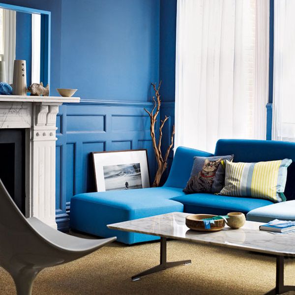 синие стены в интерьере современной гостиной