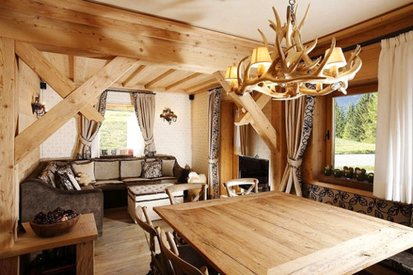 стильный интерьер гостиной из дерева