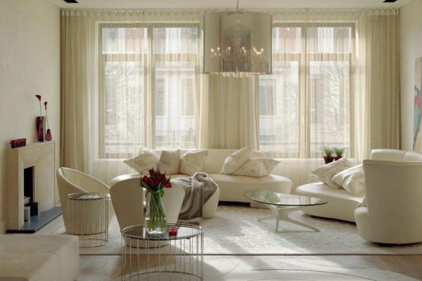 легкие светлые шторы в дизайне гостиной