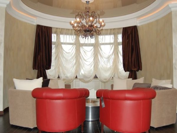 короткие шторы в дизайне современной гостиной