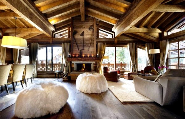 гостиная в деревянном доме с мягкими креслами