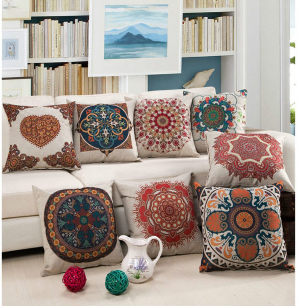 подушка для дивана с цветочным орнаментом