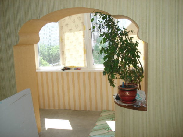 Интересная форма арки между комнатой и балконом