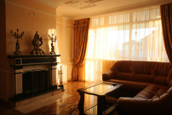 Кожаный диван в классической гостиной