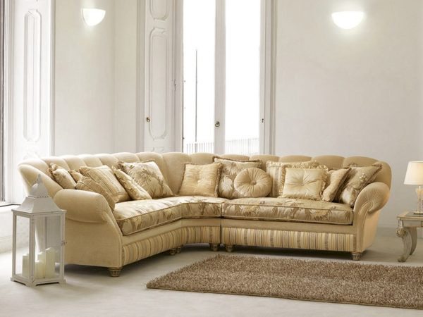 Кремовый большой диван с подушками