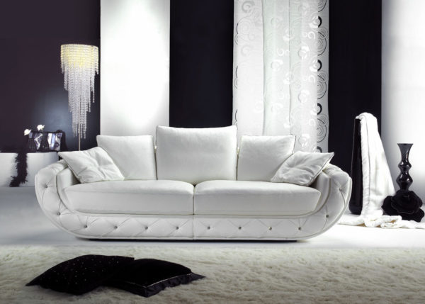 стильный белый диван в интерьере гостиной комнаты