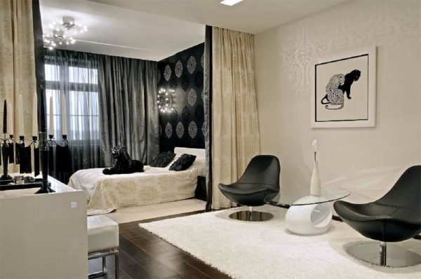 Черно-белая гостиная-спальня с перегородкой из штор