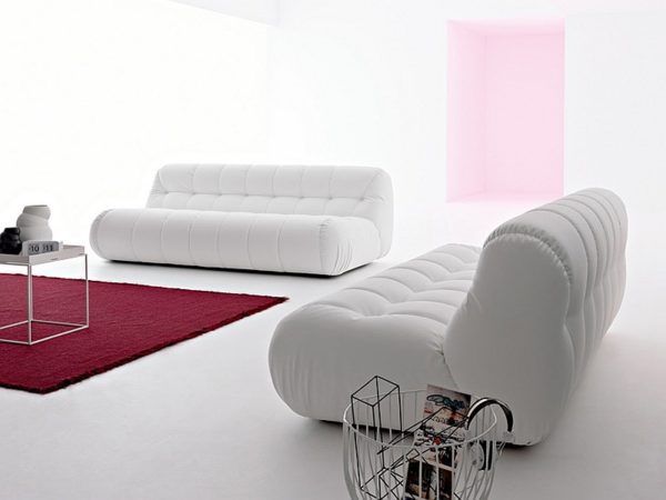 большой мягкий диван белого цвета и оригинальной формы